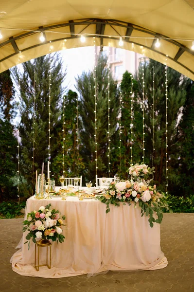 Decoración de la sala de banquetes en el día de la boda — Foto de Stock