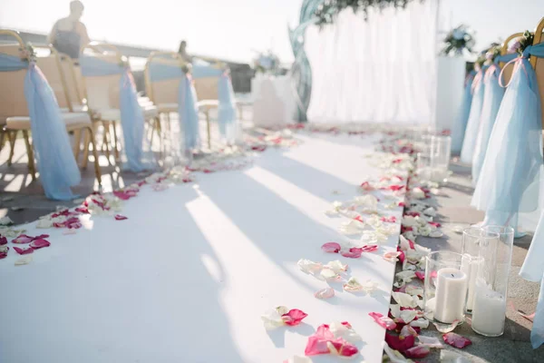 Cerimónia de casamento ao ar livre. Decoração e decoração de uma cerimônia de casamento ao ar livre — Fotografia de Stock