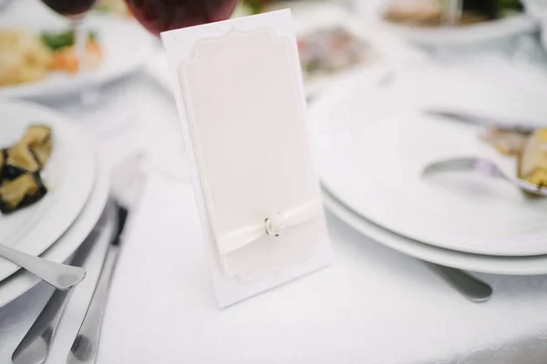 Decoración de mesa de boda festiva. Decoración de mesa en el día de la boda — Foto de Stock