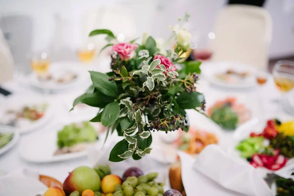Dulce mesa de postre en una boda. Pastelería en una boda — Foto de Stock