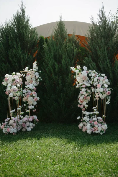 Ceremonia de boda al aire libre. Decoración y decoración de una ceremonia de boda al aire libre — Foto de Stock