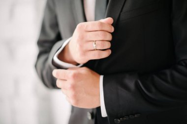 El ile takım elbiseli adam gömlek yakın çekim kol ayarlar