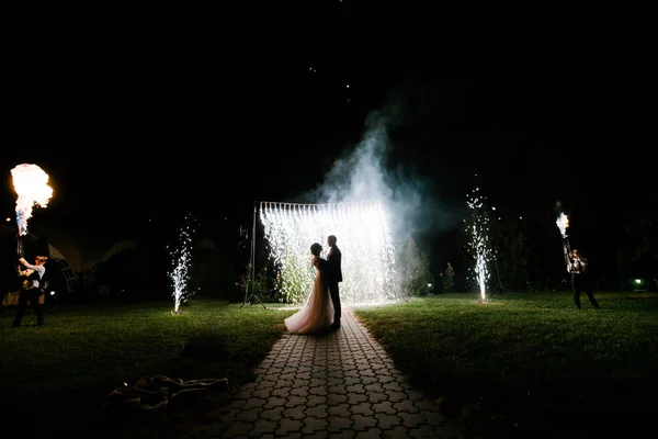 Gelin ve damat düğün kemeri gece standı
