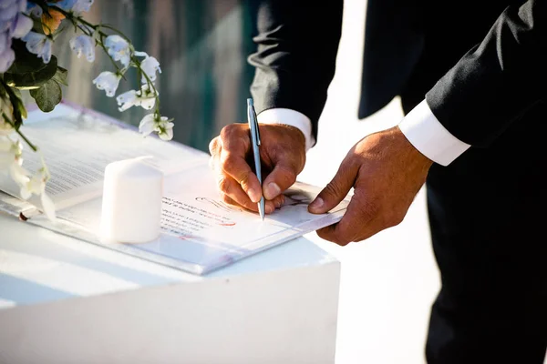 Düğün töreninde damat belgeye imzasını attı..
