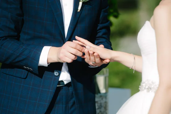 Жених надевает обручальное кольцо на невесту крупным планом. Невеста надевает жениха на обручальное кольцо . — стоковое фото