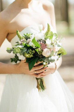 Elinde bir düğün buketi tutan gelinlik gelin yakın çekim