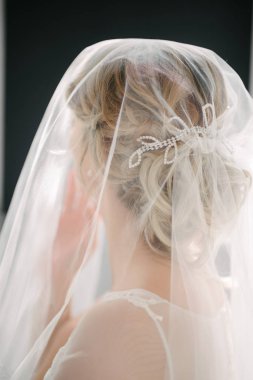 Beyaz gelinlik le poz veren genç kadın yakın çekim