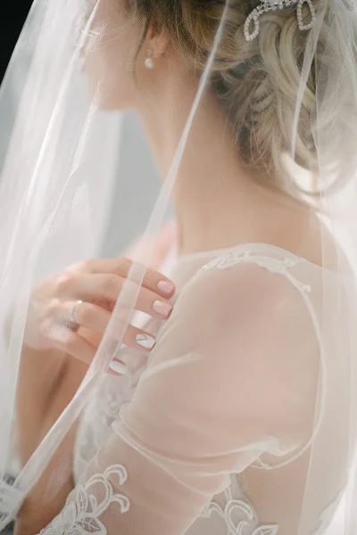 Jovem posando em um vestido de casamento branco de perto — Fotografia de Stock