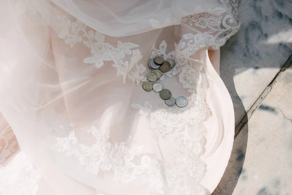 Vestido de novia blanco colgando en el dormitorio. Vestido de novia blanco —  Fotos de Stock