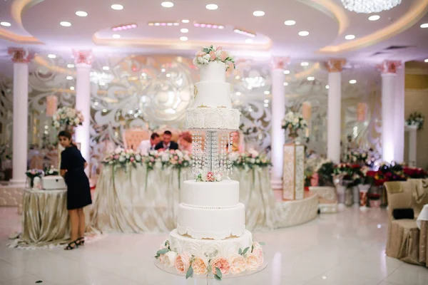 Grand gâteau de mariage blanc avec des fruits est sur la table — Photo