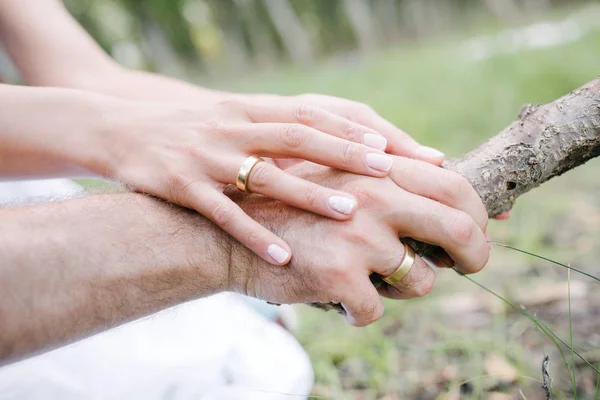 Man en vrouw houden handen close-up — Stockfoto