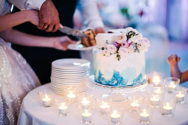 Жених и невеста разрезали свадебный торт. — стоковое фото