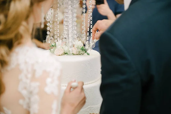 Menyasszony és a vőlegény elvágja az esküvői torta közelről — Stock Fotó