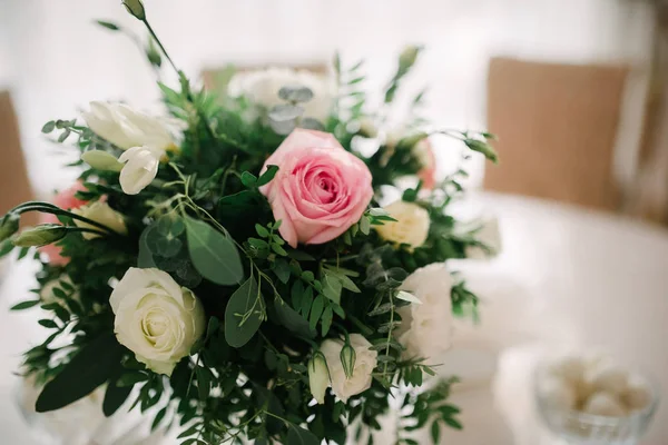 Белый букет цветов, стоящих в вазе на окне — стоковое фото