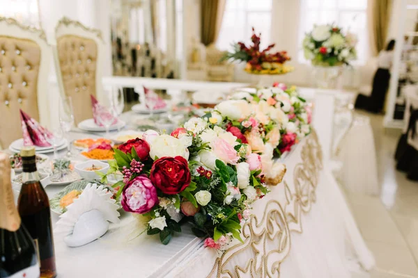 Εορταστική διαμόρφωση τραπέζι του γάμου. Διακόσμηση τραπεζιού την ημέρα του γάμου — Φωτογραφία Αρχείου