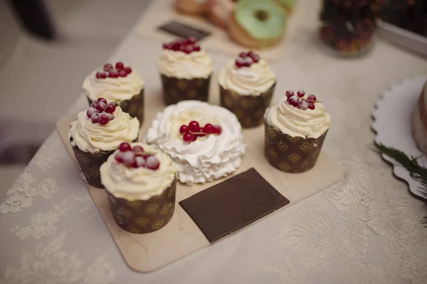 Zoete dessert tafel op een bruiloft. Cake stand op een bruiloft — Stockfoto