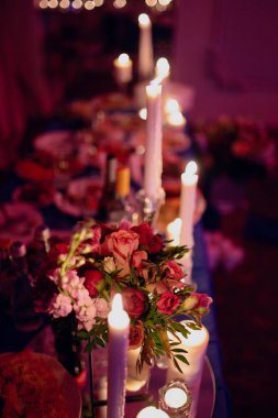 Şenlik masasında mum yakmak. Mumlu bir şenlik masası