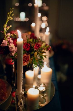 Şenlik masasında mum yakmak. Mumlu bir şenlik masası