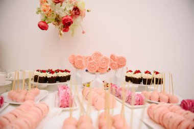 Düğünde tatlı tatlı masası. Bir düğünde Cakestand