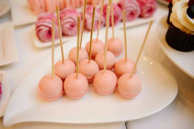 Düğünde tatlı tatlı masası. Bir düğünde Cakestand