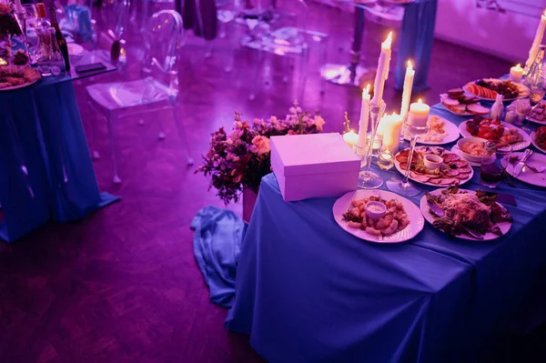 Hořící svíčky na slavnostním stole. Sváteční stolek se svíčkami — Stock fotografie