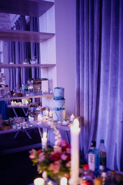 Encender velas en una mesa festiva. Una mesa festiva con velas — Foto de Stock