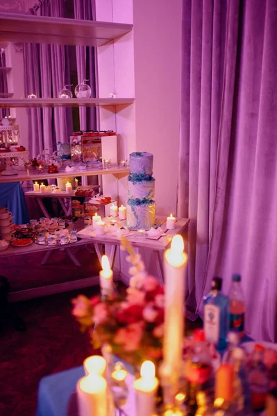 Brandende kaarsen op een feestelijke tafel. Een feestelijke tafel met kaarsen — Stockfoto
