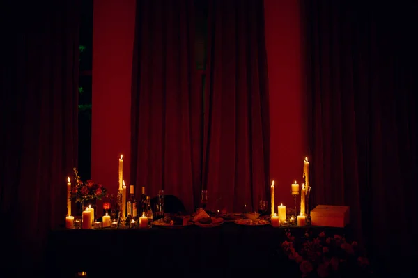 Candele che bruciano su un tavolo festivo. Un tavolo festivo con candele — Foto Stock