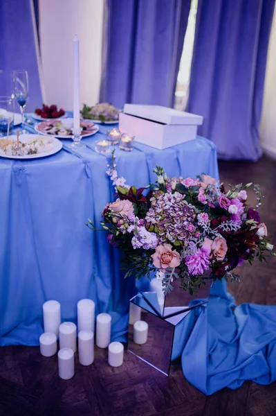 Brûler des bougies sur une table de fête. Une table de fête avec des bougies — Photo