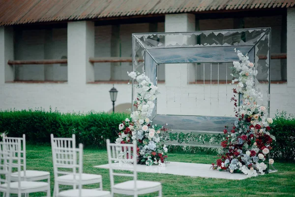 Ceremonia de boda al aire libre. Decoración y decoración de una ceremonia de boda al aire libre — Foto de Stock