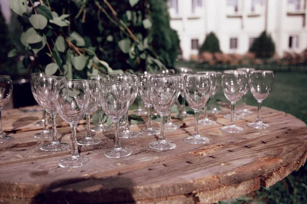 Los vasos vacíos están sobre la mesa en la fiesta. — Foto de Stock