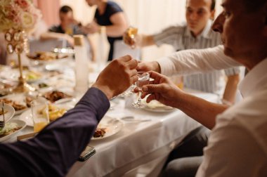 Adam elinde yakından bir içki ile bir bardak tutar