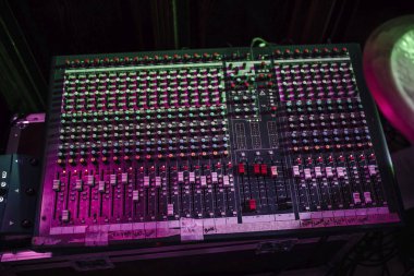 Ses mühendisinin müzik konsolu. Ses yapımcısının kayıt stüdyosundaki paneli.