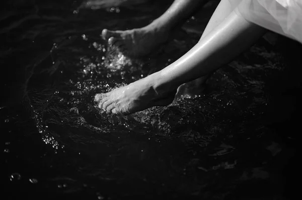 Mann und Frau stehen mit den Füßen im Wasser des Flusses — Stockfoto