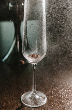 Gelin ve damadın alyansları camda