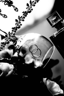 Gelin ve damadın alyansları camda