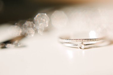 Düğün yüzükleri yakın çekim makro vurdu. Gelin ve damat halkaları