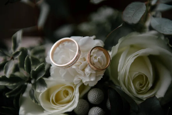 꽃에 누워 결혼 반지 닫기 — 스톡 사진