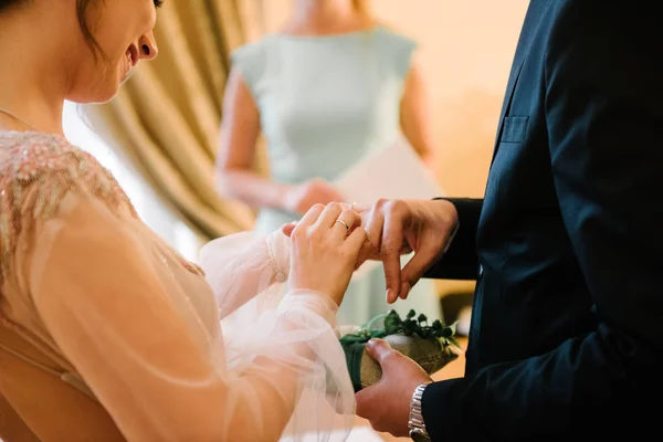 Lo sposo mette la fede nuziale sulla sposa da vicino. La sposa mette lo sposo sulla fede nuziale . — Foto Stock