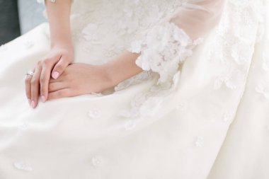 Beyaz gelinlik le poz veren genç kadın yakın çekim