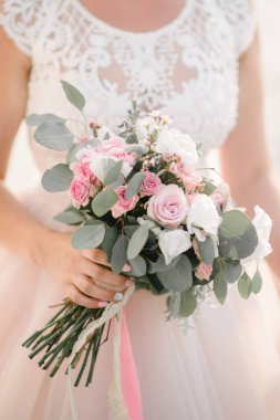 Elinde bir düğün buketi tutan gelinlik gelin yakın çekim