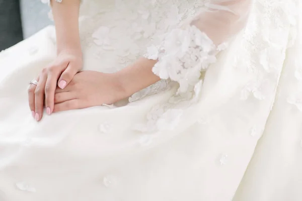 Jovem posando em um vestido de casamento branco de perto — Fotografia de Stock