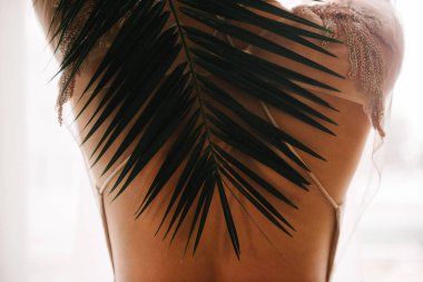 Beyaz gelinlik le poz veren genç kadın yakın çekim