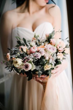 Elinde bir düğün buketi tutan gelinlik gelin yakın çekim