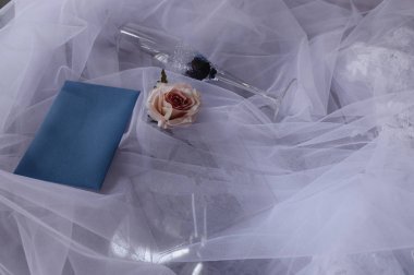 Kadın aksesuarları gelin. Çanta, ayakkabı, yüzük, gelin parfümü