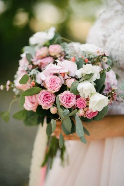Elinde bir düğün buketi tutan gelinlik gelin yakın çekim