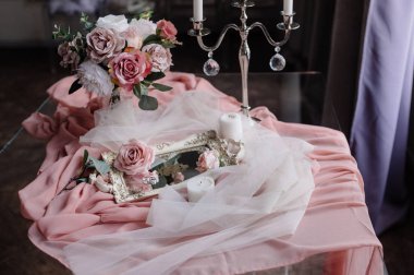 Kadın aksesuarları gelin. Çanta, ayakkabı, yüzük, gelin parfümü