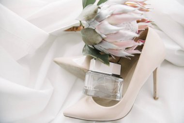 Kadın aksesuarları gelin. Çanta, ayakkabı, yüzük, gelin parfümü