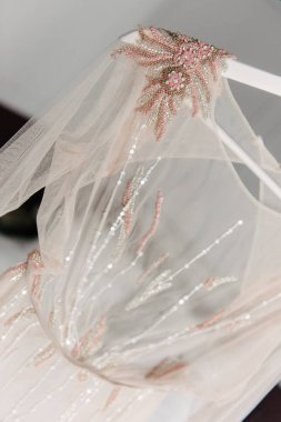 Yatak odasında asılı beyaz gelinlik. Beyaz gelin elbisesi