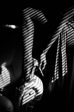 Gelinlik ligelin ayaklarına ayakkabı koyar